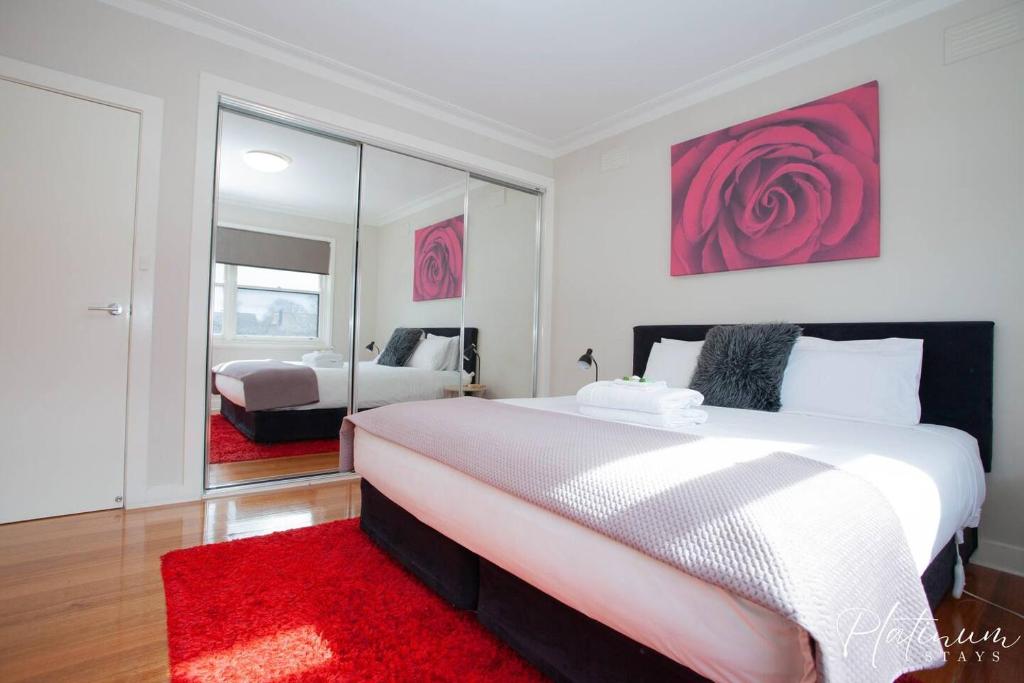 Postel nebo postele na pokoji v ubytování Luxury On Webster