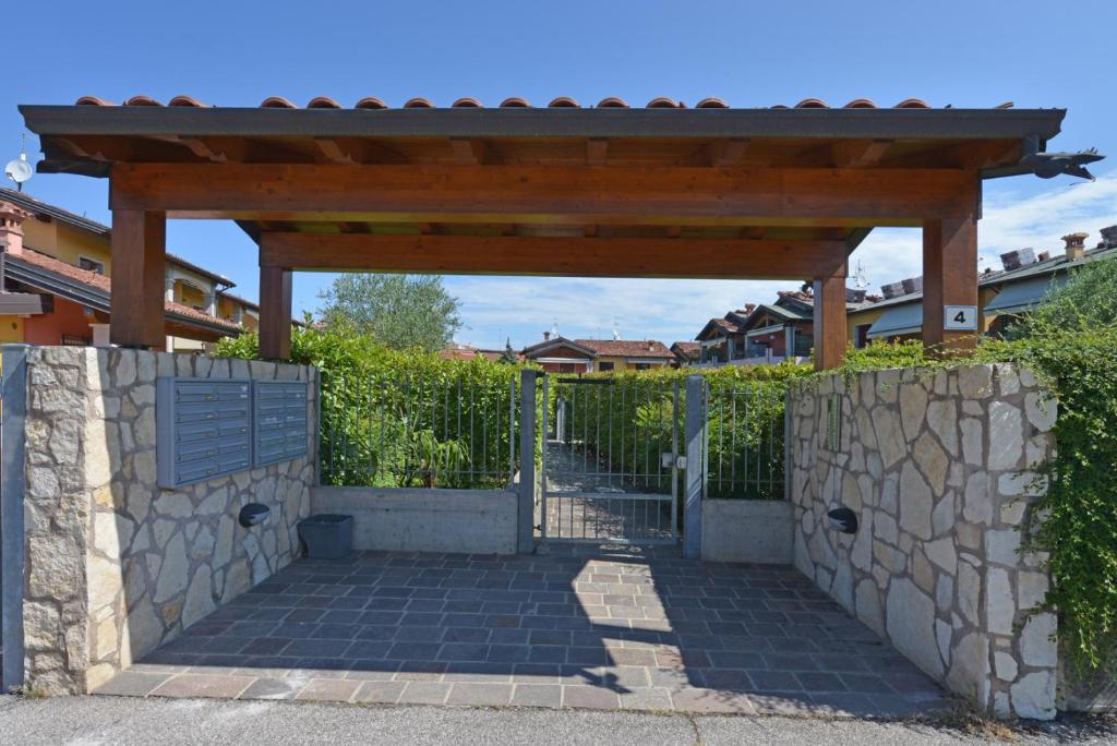 ペスキエーラ・デル・ガルダにあるCasa vacanze da riki appartamento 3の木製の櫓門