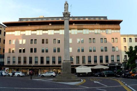 a large building with a pole in the middle of a street at Residence Piazza Garibaldi in Padova
