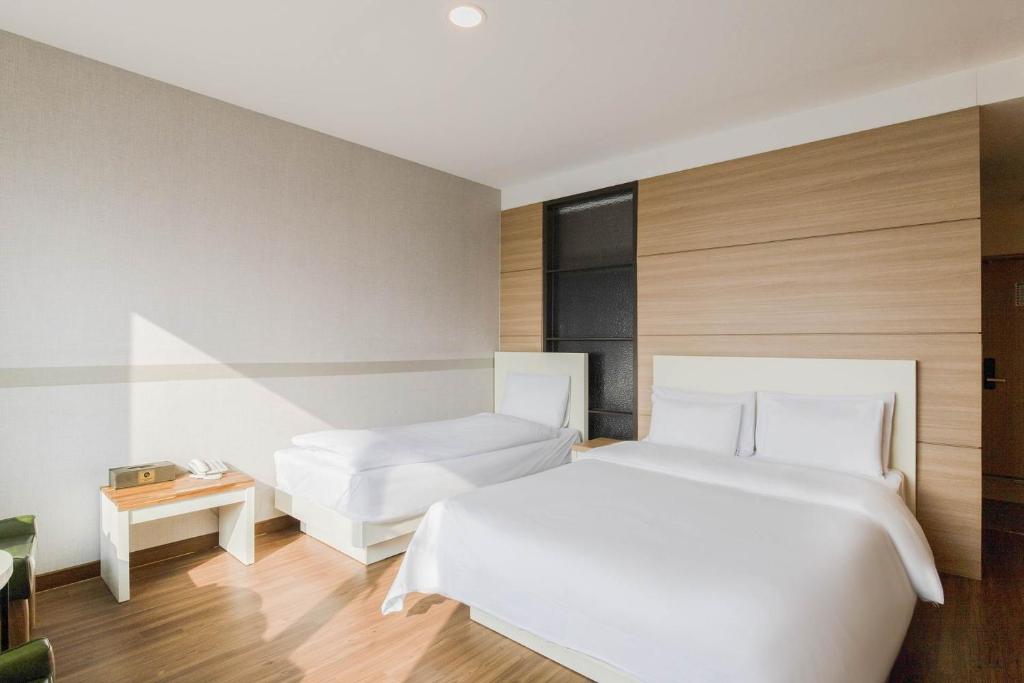 Postel nebo postele na pokoji v ubytování Incheon Blue Marine Hotel
