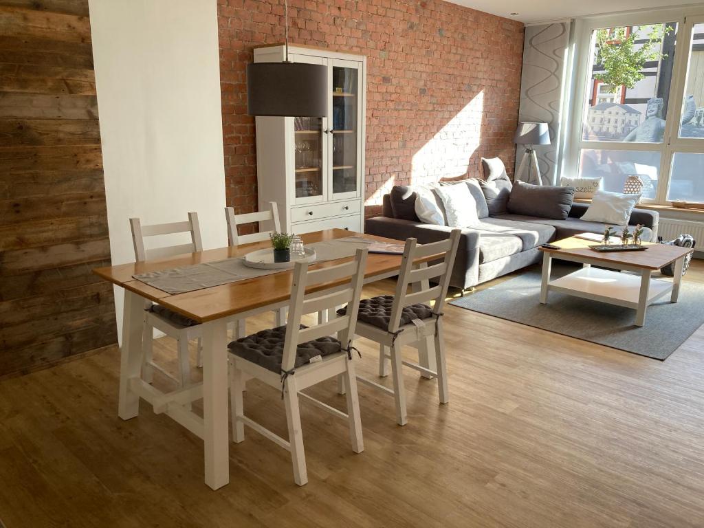 a living room with a wooden table and chairs at Ferienwohnungen Garzke in Neustadt