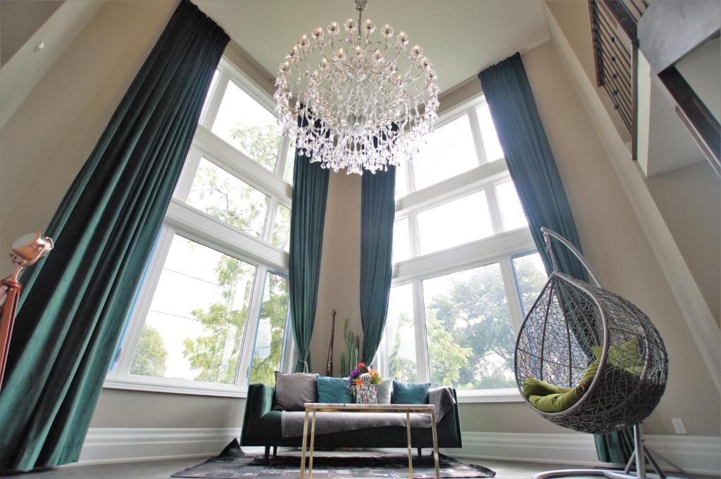 Posezení v ubytování Modernized Five Bedroom Villa