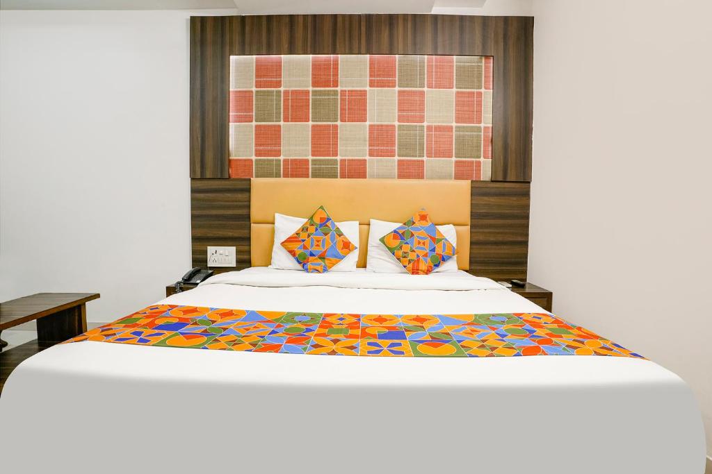 Postel nebo postele na pokoji v ubytování FabHotel Ratna Palace