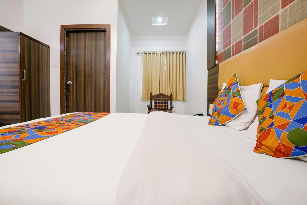 Postel nebo postele na pokoji v ubytování FabHotel Ratna Palace