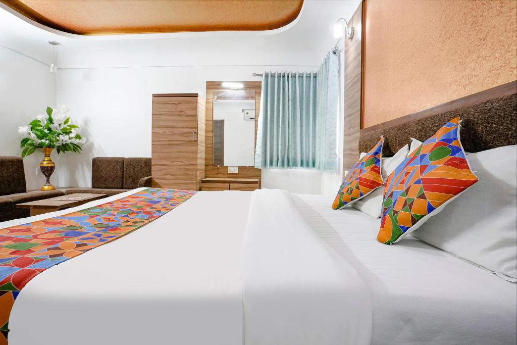Postel nebo postele na pokoji v ubytování FabHotel Ratna Palace