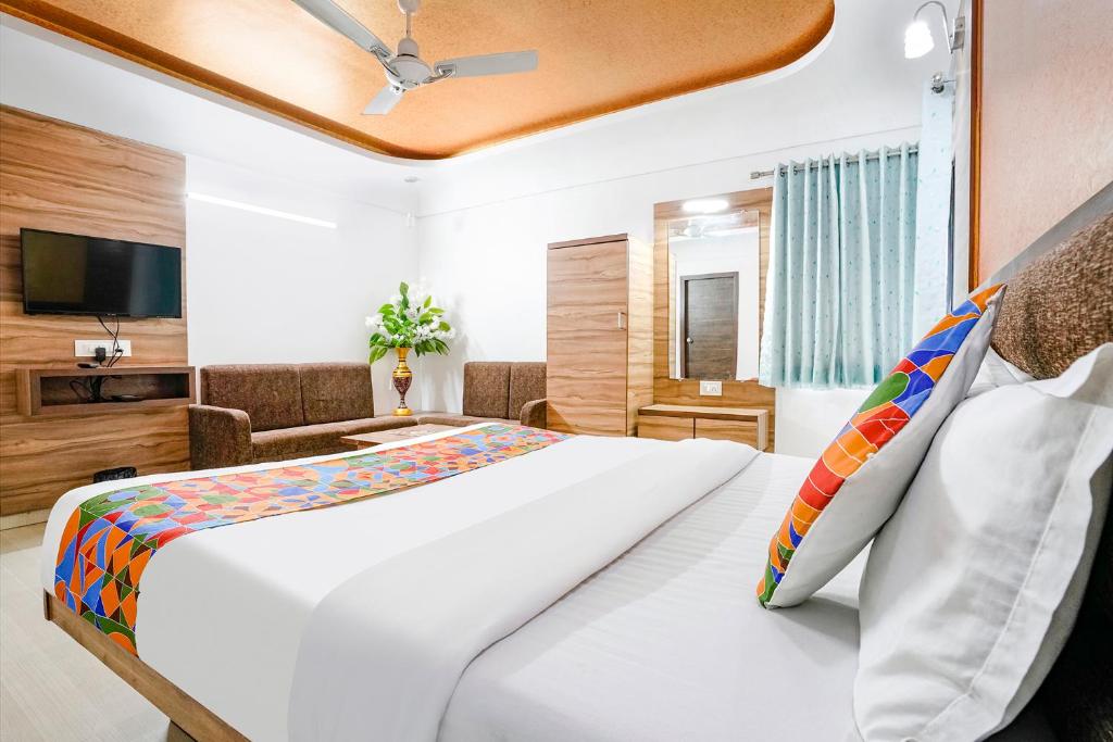 TV a/nebo společenská místnost v ubytování FabHotel Ratna Palace