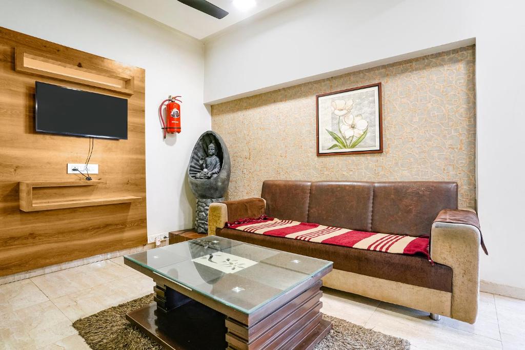TV a/nebo společenská místnost v ubytování FabHotel Ratna Palace