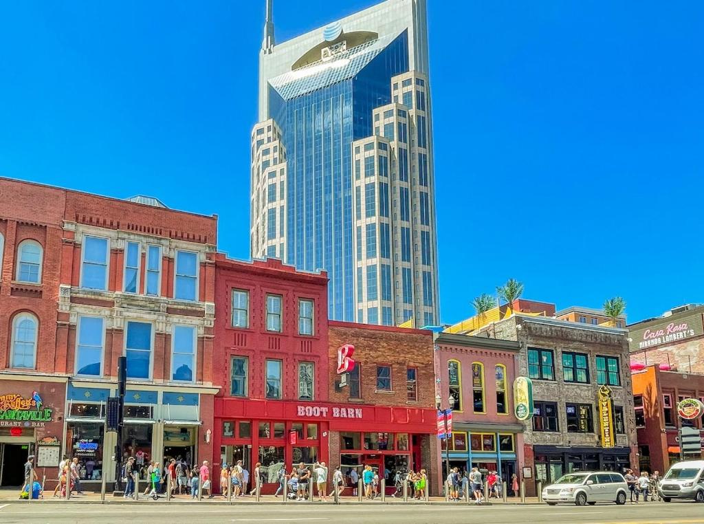 un grupo de edificios en una ciudad con altos rascacielos en 2 Chic Lofts right ON Broadway Strip Sleeps 10, en Nashville