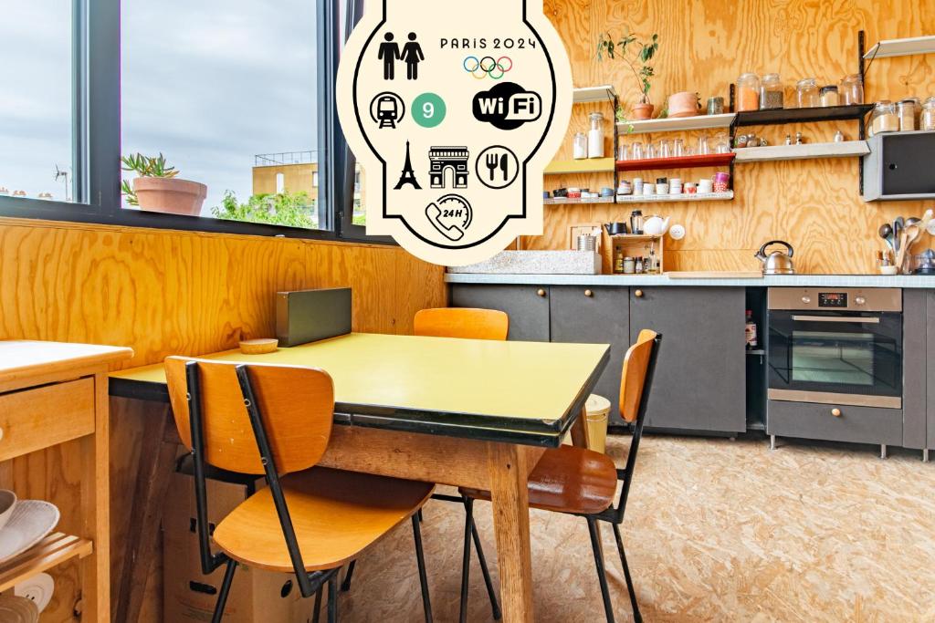 - une cuisine avec une table, des chaises et un ordinateur portable dans l'établissement Cosy et Lumineux Métro Ligne 9, à Montreuil