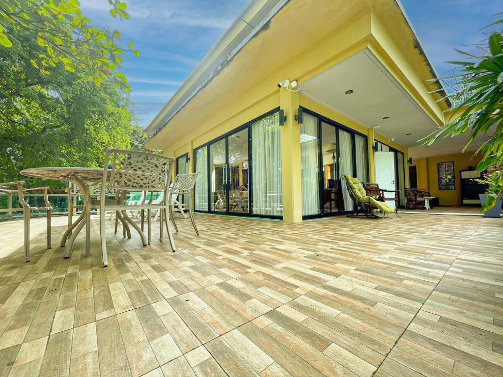 Balkón nebo terasa v ubytování Vongdeuan Resort