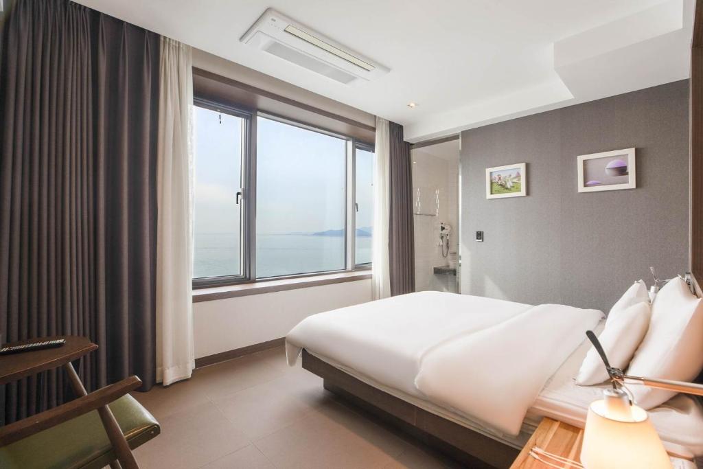 Postel nebo postele na pokoji v ubytování Incheon Blue Marine Hotel