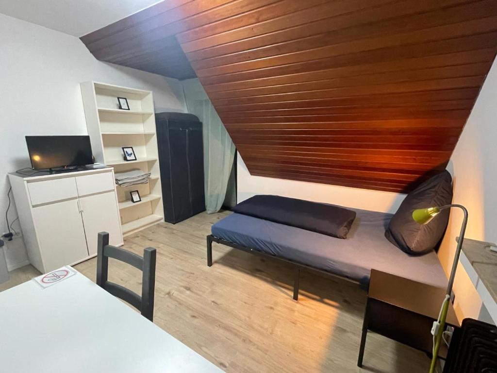 a room with a bed with a wooden ceiling at Gemütliches Gästezimmer im Casa Kirchweg in Gladbach