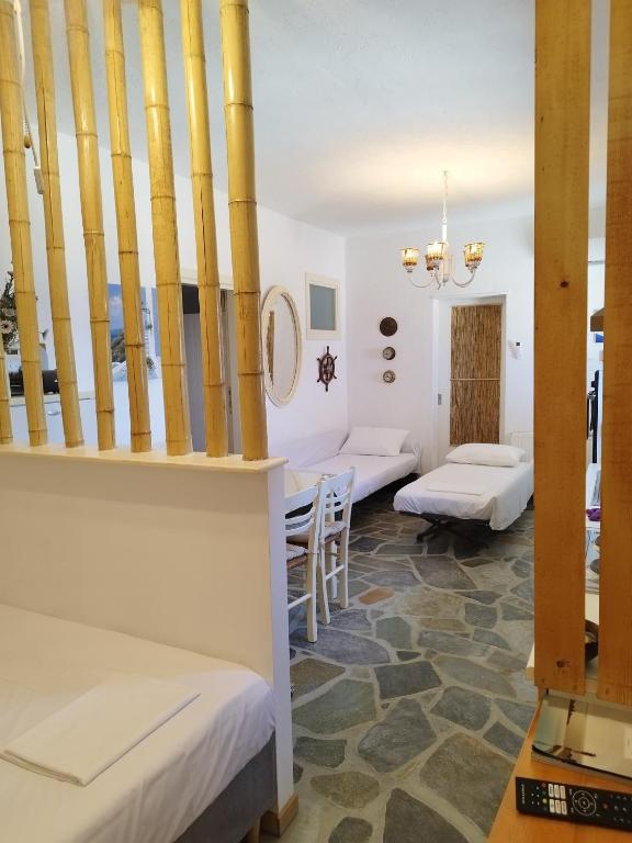 Llit o llits en una habitació de Aegean View - Seaside Apartment in Syros