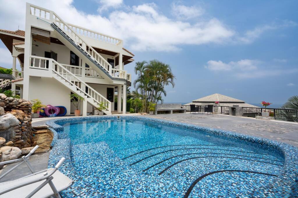 Stunning Pool Villa with Sunset Sea Views - Villa Met Drie Slaapkamers