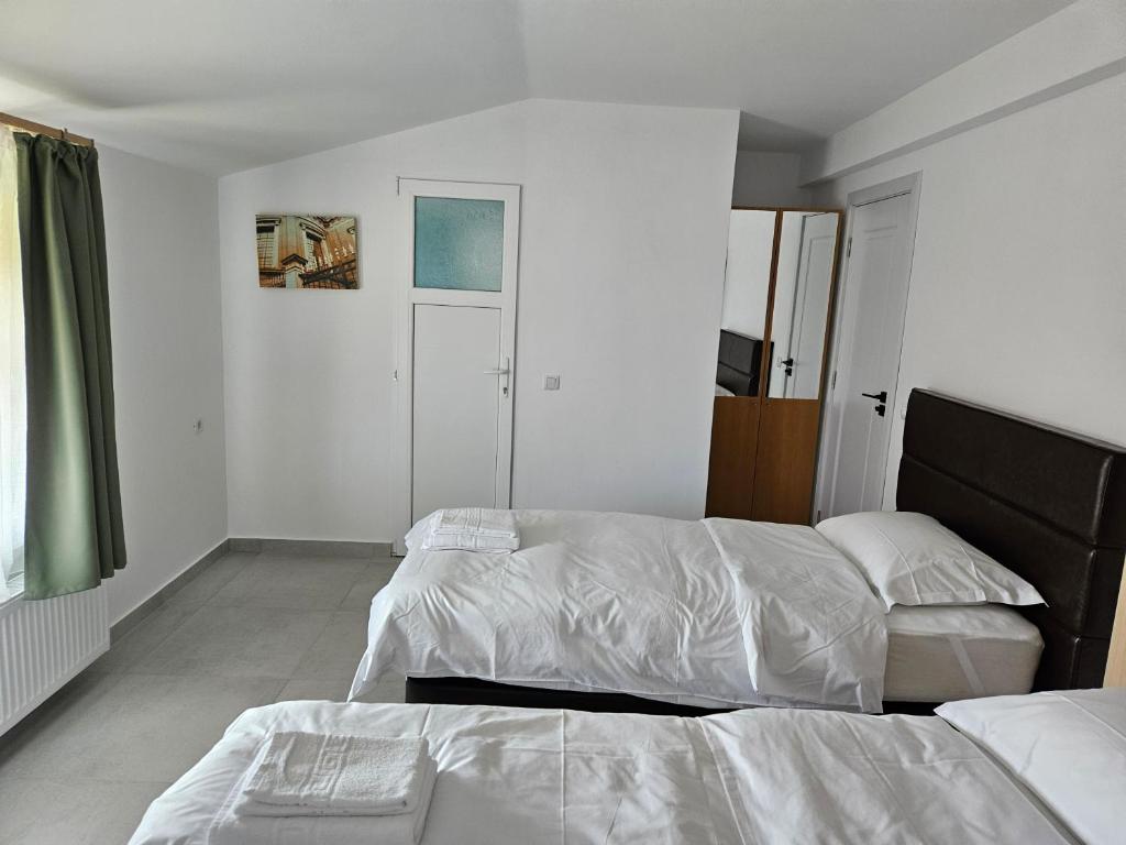 Postel nebo postele na pokoji v ubytování CASA Cristian