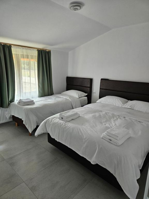 Postel nebo postele na pokoji v ubytování CASA Cristian