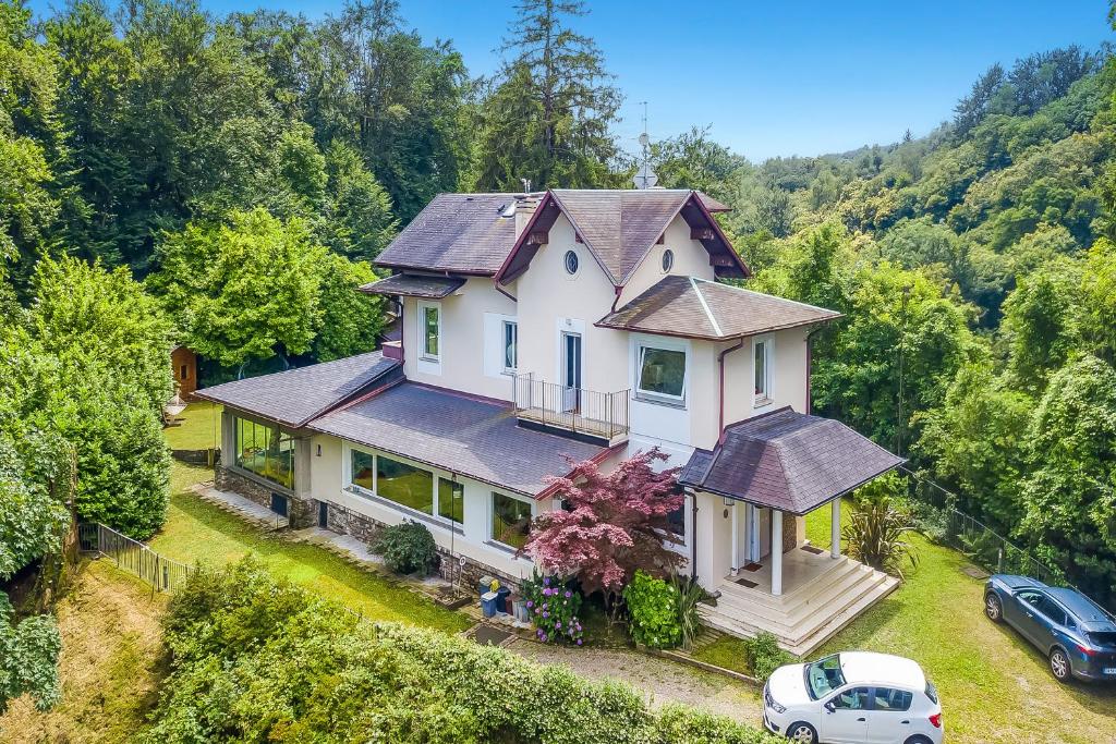 GigneseにあるIl Gioiellino Pool and Saunaの前に車が駐車されている家