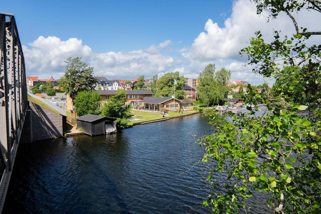Výhled na řeku, která protéká v blízkosti hostelu