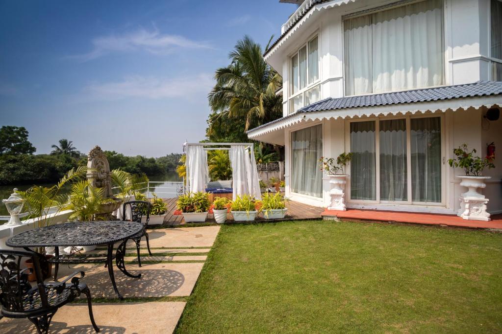 Zahrada ubytování Stone Wood Riverfront Resort, Siolim