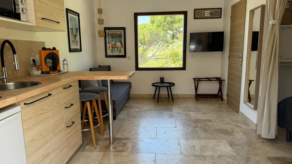 HomeStay Bormes - Estudio Con Vista A La Piscina - Primer Piso