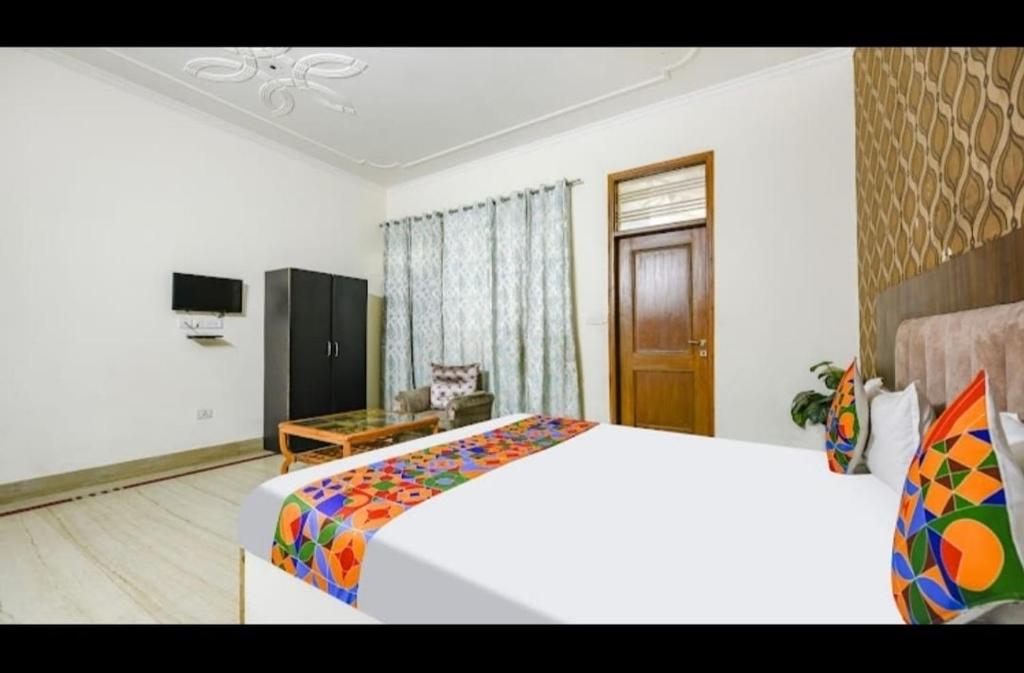 Postel nebo postele na pokoji v ubytování Viraj Guest House