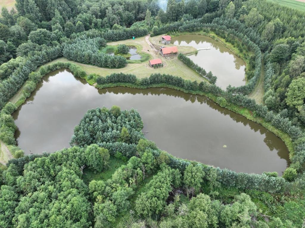 DaugėdaiにあるMinijos slenis, fishing&relax, self check-inの二つの湖と農場の空中風景