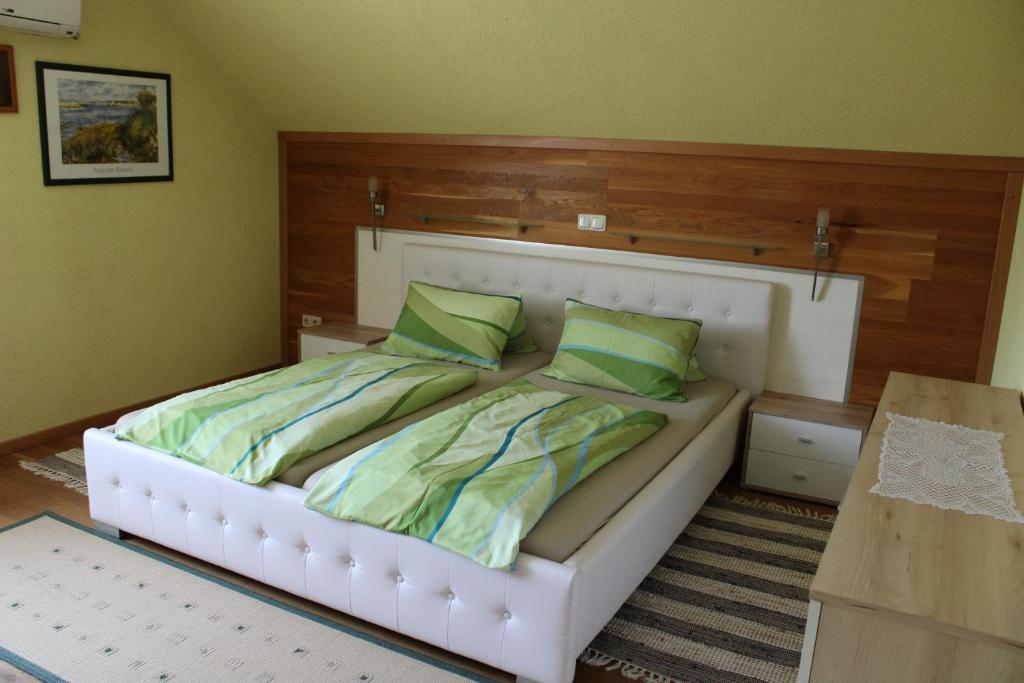 Postel nebo postele na pokoji v ubytování Ferienwohnung und Gästezimmer Gaspar