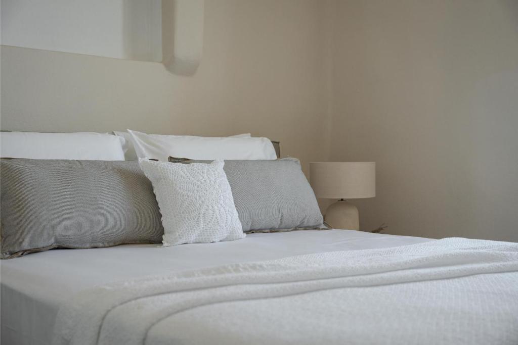Postel nebo postele na pokoji v ubytování Morfes Luxury Apartments