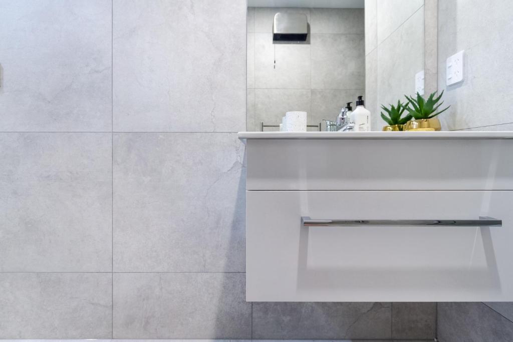 Unique Stadium View in St Asaph 2 bed 2 bath - Resim 25