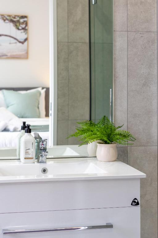 Unique Stadium View in St Asaph 2 bed 2 bath - Resim 8