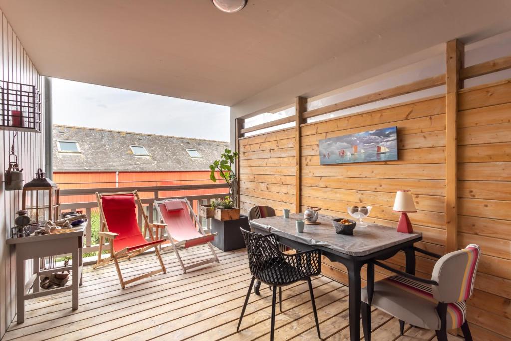 une chambre avec une table et des chaises sur une terrasse dans l'établissement Le Deck'O - Appt dans l'hypercentre de Dinard, à Dinard