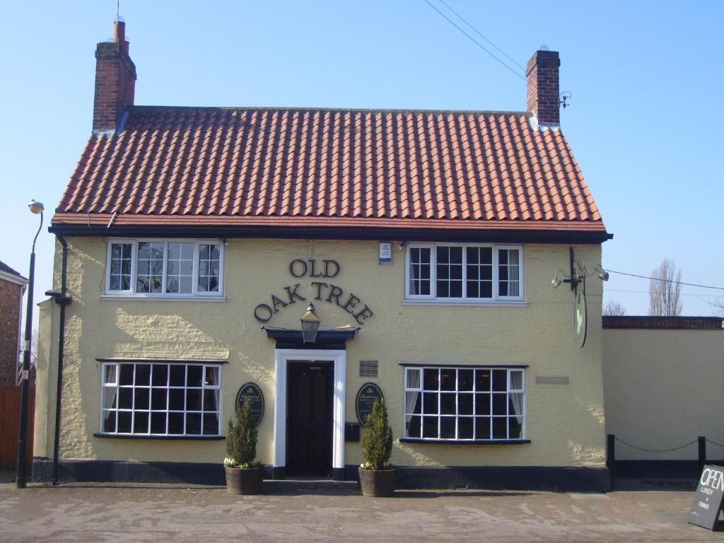 una vieja posada de ostras con graffiti en la parte delantera en Old Oak Tree, en Thirsk