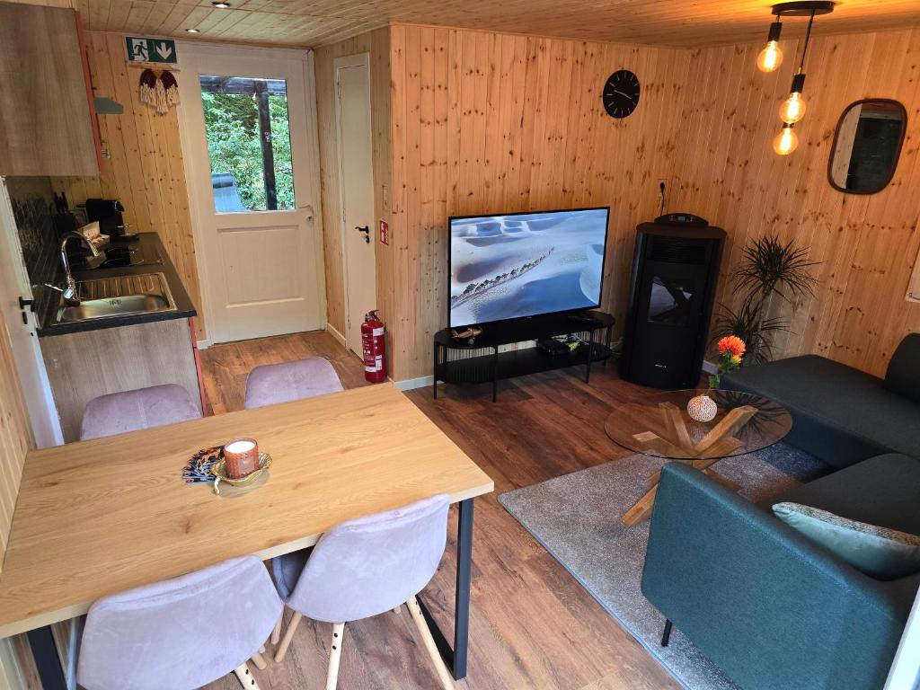 TV a/nebo společenská místnost v ubytování Tiny Lodge met prive Jacuzzi