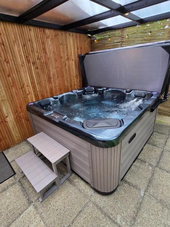 Fotografie z fotogalerie ubytování Tiny Lodge met prive Jacuzzi v destinaci Lanaken
