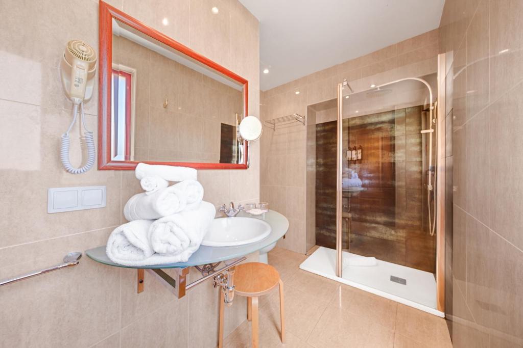 a bathroom with a sink and a shower at Hotel Ciutat Jardi in Palma de Mallorca