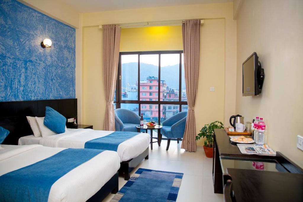 Giường trong phòng chung tại Tuki Resort Pokhara