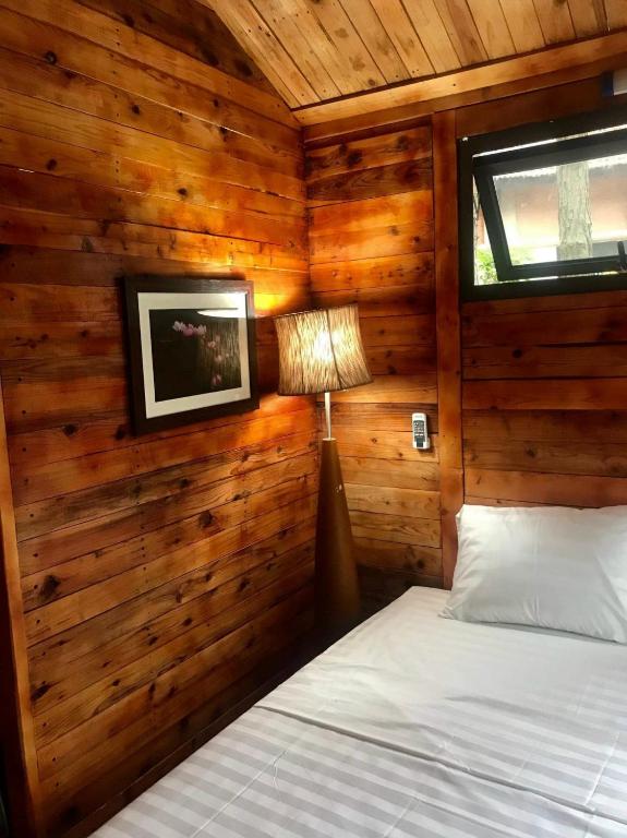 Postel nebo postele na pokoji v ubytování Pine Hill Villas & Camping