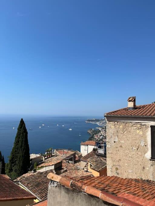 une vue sur l'océan depuis les toits des immeubles dans l'établissement Appartement vue mer au cœur du vieux village, à Roquebrune-Cap-Martin