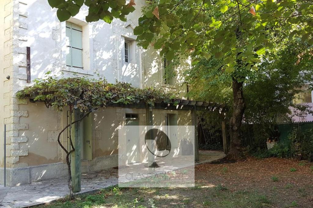 une peinture d'un cercle sur le côté d'un bâtiment dans l'établissement Maison avec clim, jardin et parking Aiguelongue, à Montpellier