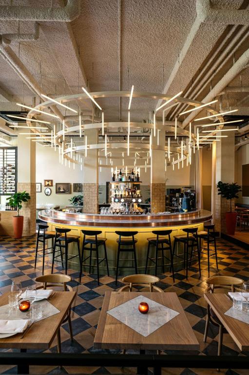 een restaurant met tafels en stoelen en een bar bij Boutique Hotel Kint in Valkenburg