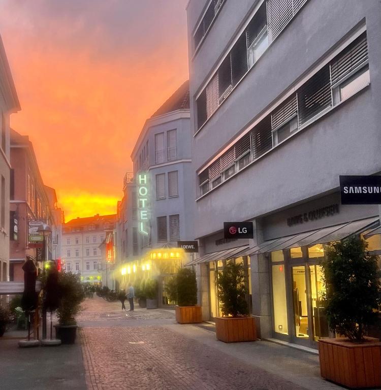 Východ nebo západ slunce při pohledu z hotelu nebo okolí
