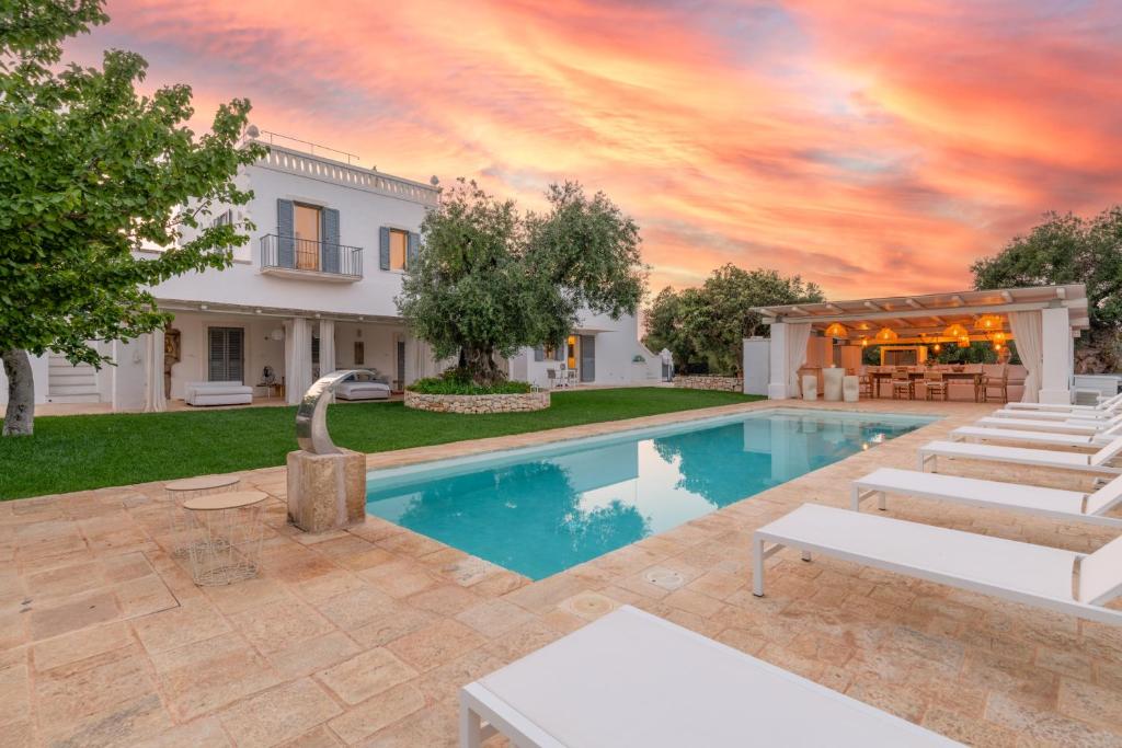 un manoir avec une piscine et une maison dans l'établissement Masseria Artemisia Ostuni, à Ostuni