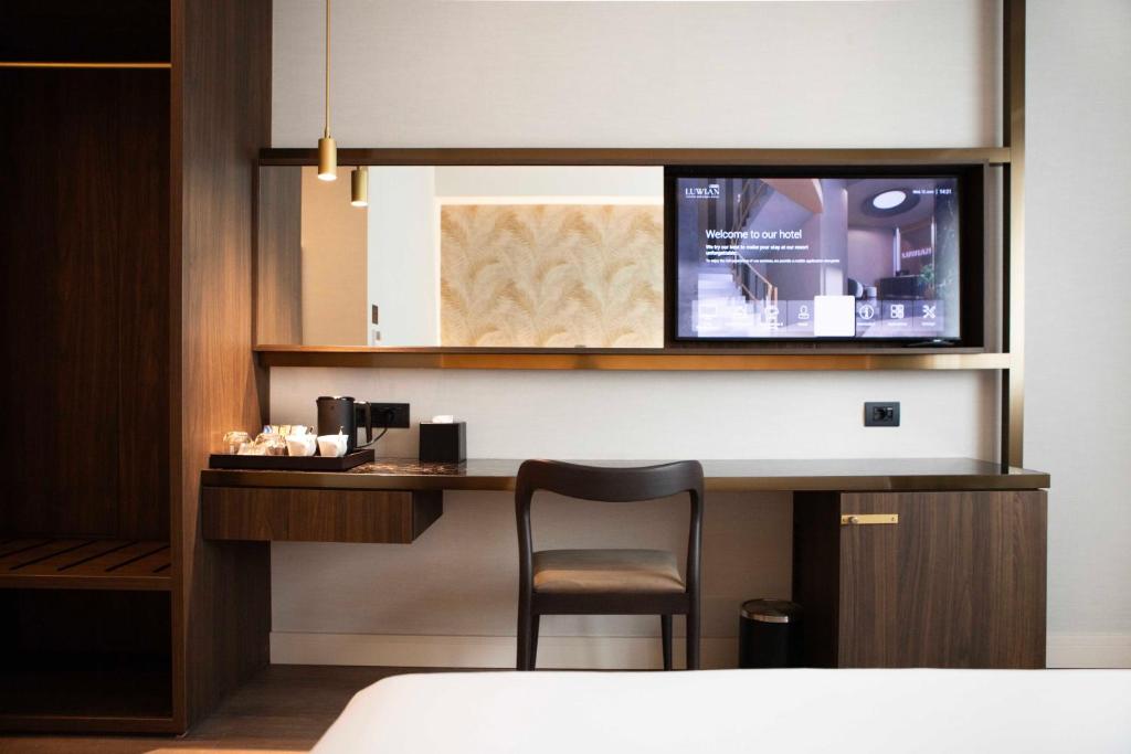 TV a/nebo společenská místnost v ubytování Luwian Athens Boutique Hotel