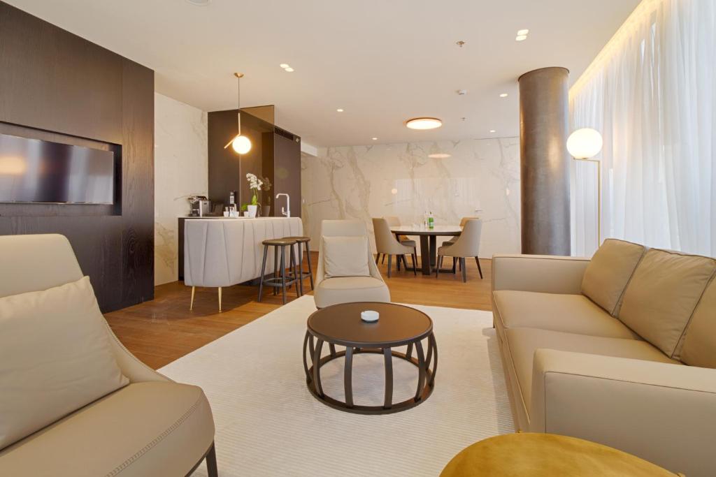 Posezení v ubytování Maritim Hotel Plaza Tirana