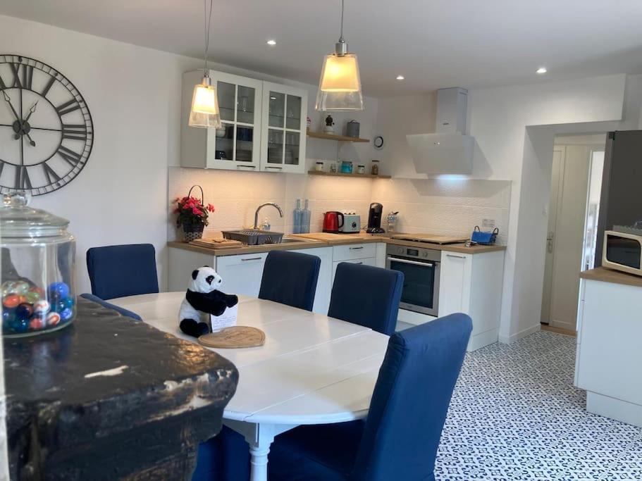 une cuisine avec une table avec un panda dessus dans l'établissement Superbe Lodge 4-8 pers à 15 mn zoo Beauval, à Faverolles