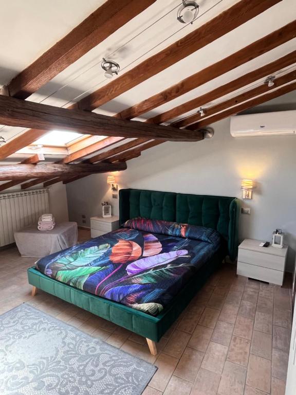 A bed or beds in a room at Medieval House