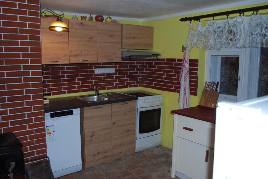 Kuchyň nebo kuchyňský kout v ubytování Chalupa U Tety v Bystrém