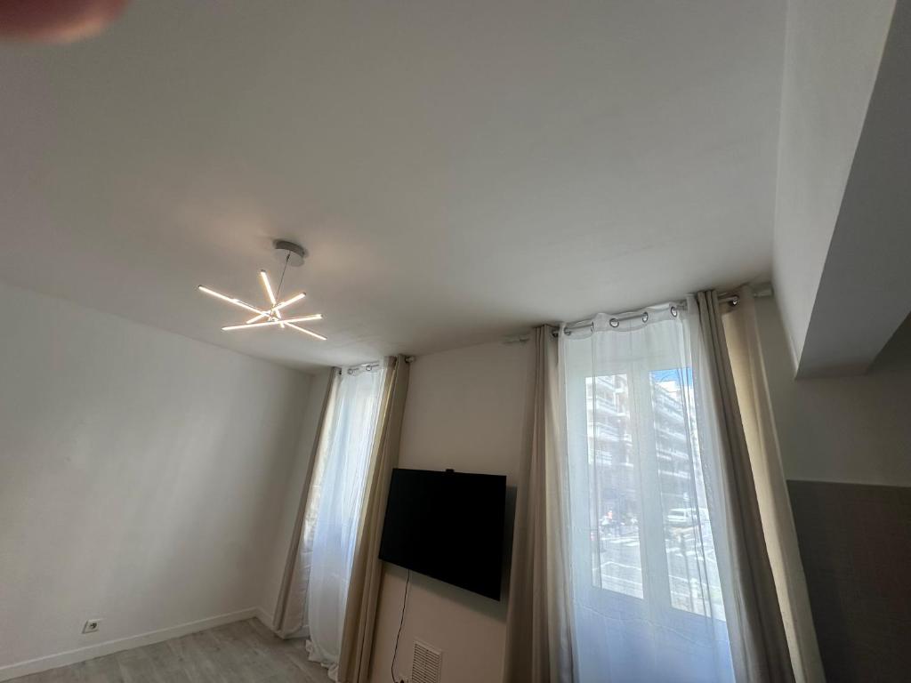 Cette chambre dispose d'un ventilateur de plafond et d'une fenêtre. dans l'établissement Californie, à Nice