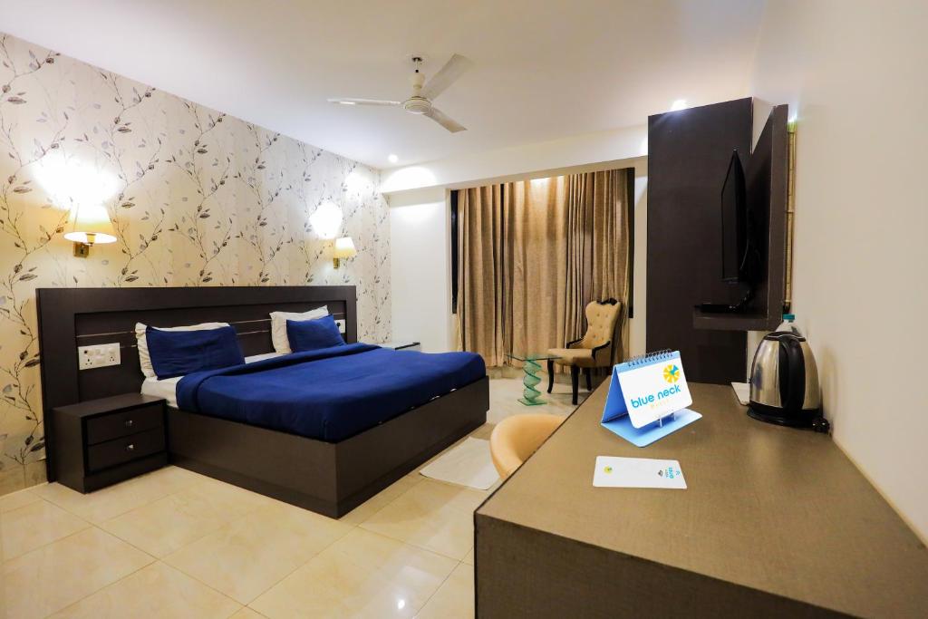 Postel nebo postele na pokoji v ubytování BlueNeck Sec 40 Unitech Cyber Park Gurugram