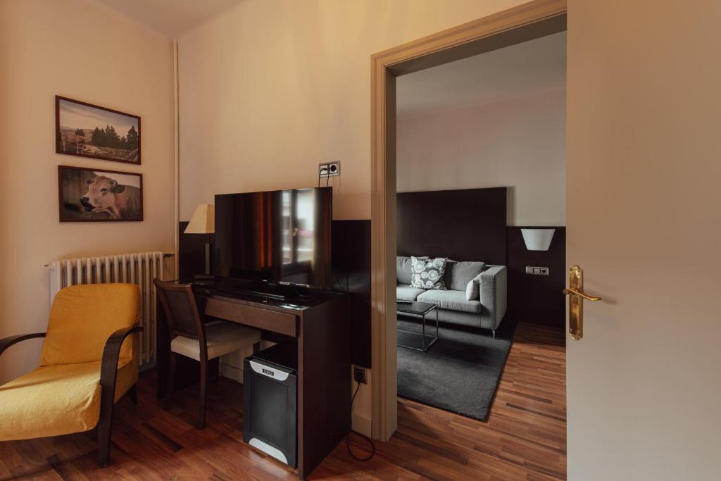 Televízia a/alebo spoločenská miestnosť v ubytovaní Hotel Restaurant Pessets & SPA